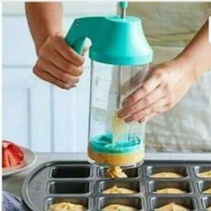 NIB Pampered Chef Batter Mixer and Dispenser